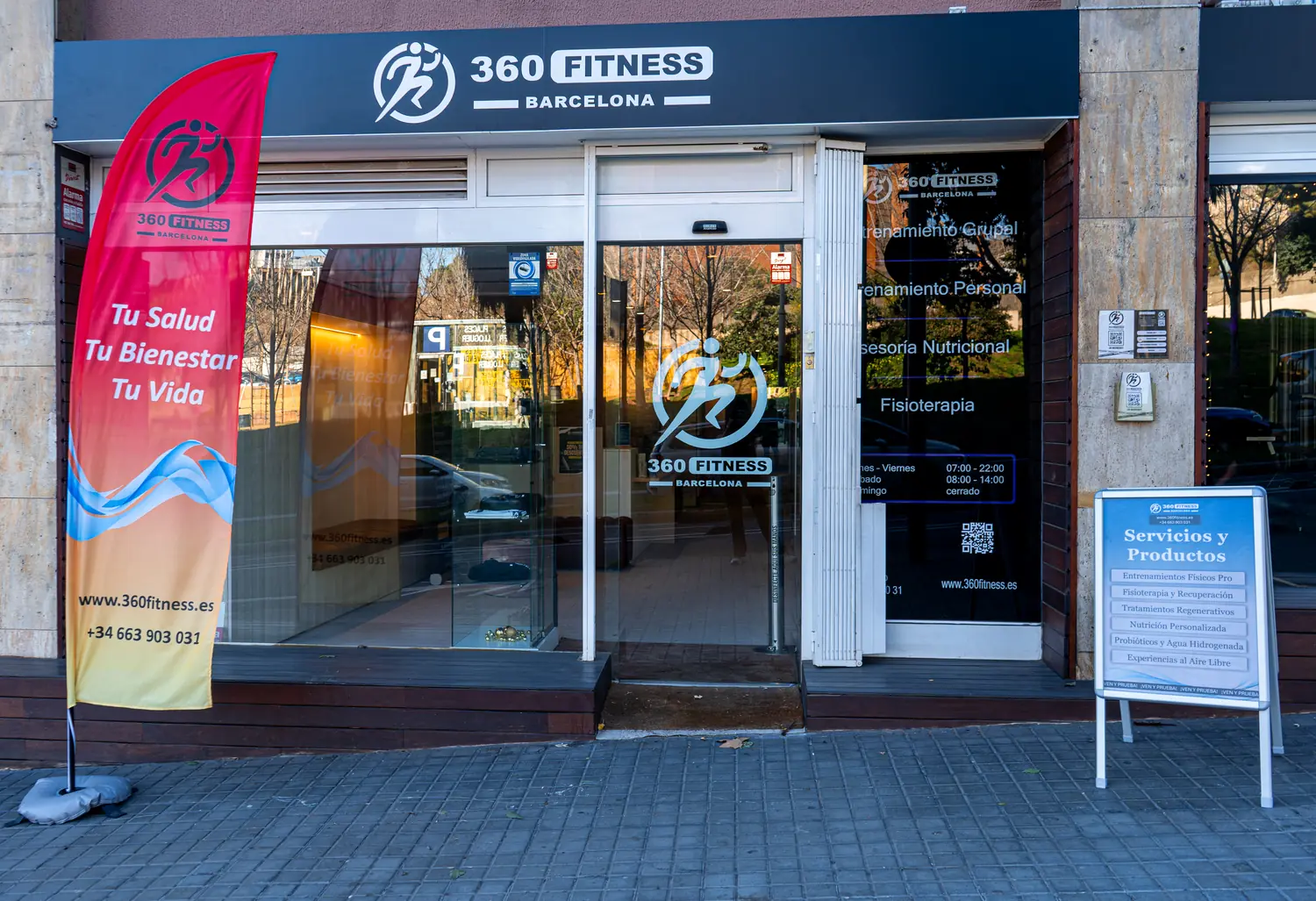 Entrada de 360Fitness Barcelona en Carrer d’Esteve Terradas: el rótulo del gimnasio sobre la puerta de cristal, con luz de mañana.